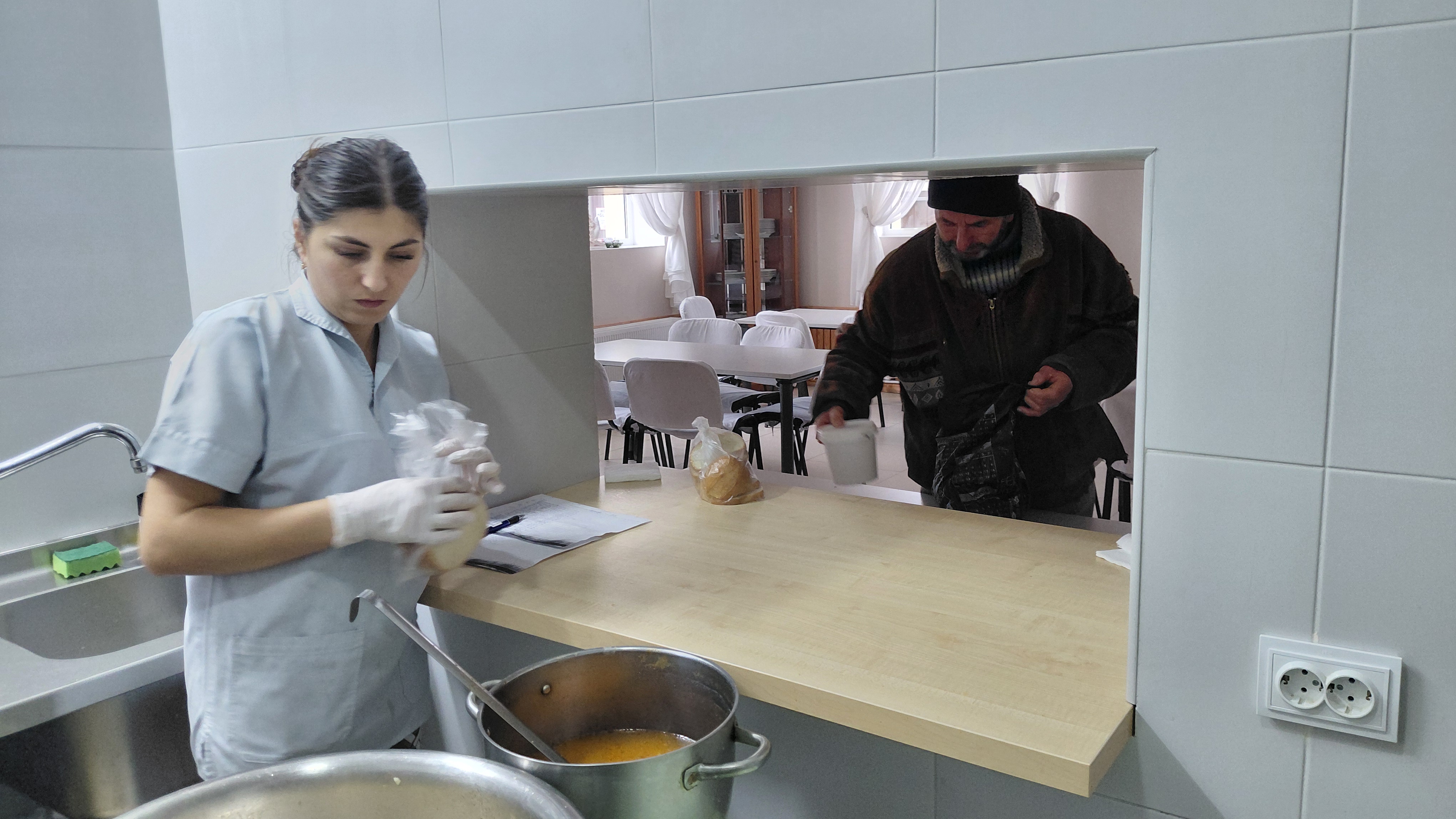 Волонтёры и сотрудники социальной столовой центра «Gloria»