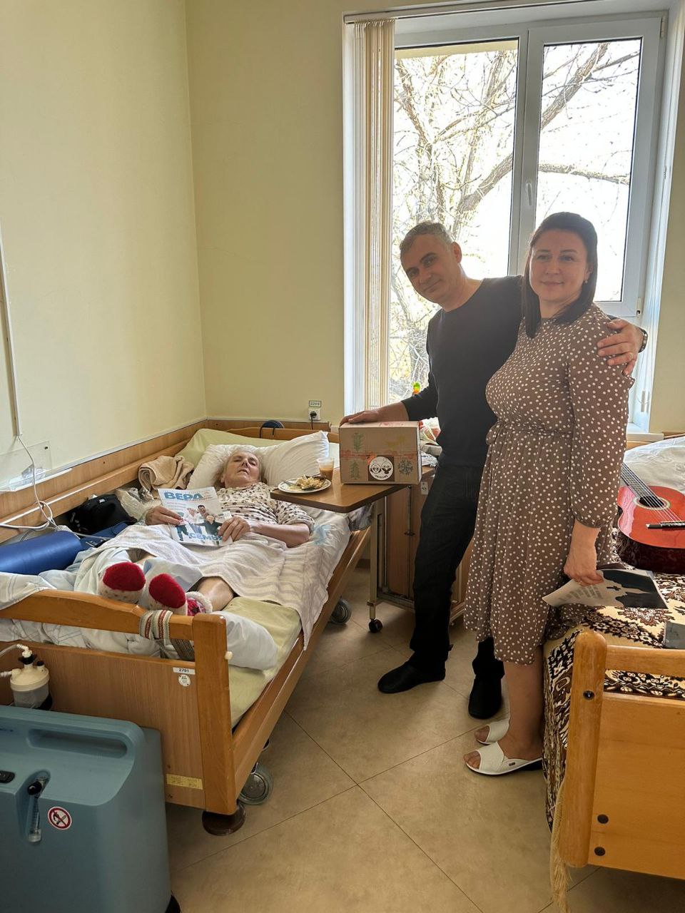 Пациенты и сотрудники хосписа "Глория" во время повседневной жизни